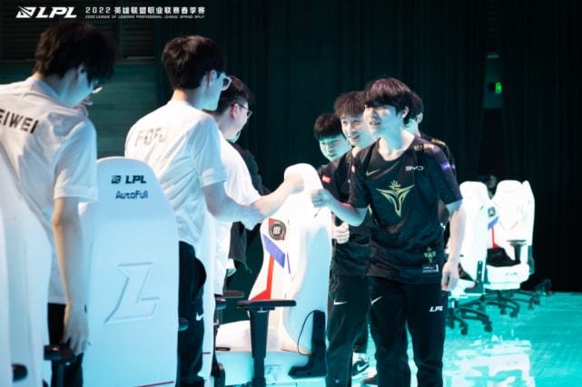 他以纵深跑 他以纵深跑